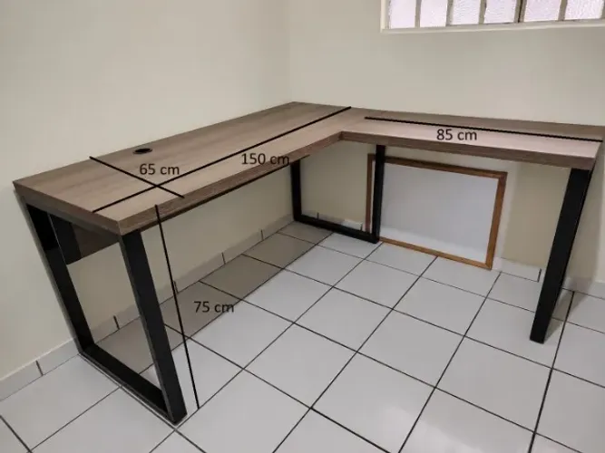 Mesa Pandin em L pés de ferro