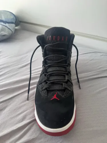 Tênis Jordan Preto/Vermelho - Estilo e Conforto