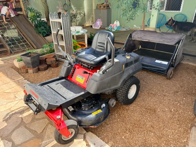 Trator cortador de grama
