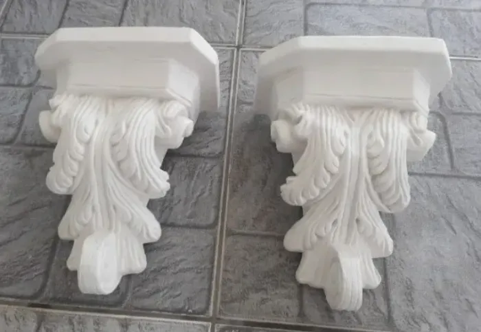 Par de peanhas em gesso