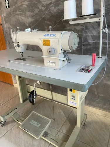 Máquina de costura reta industrial