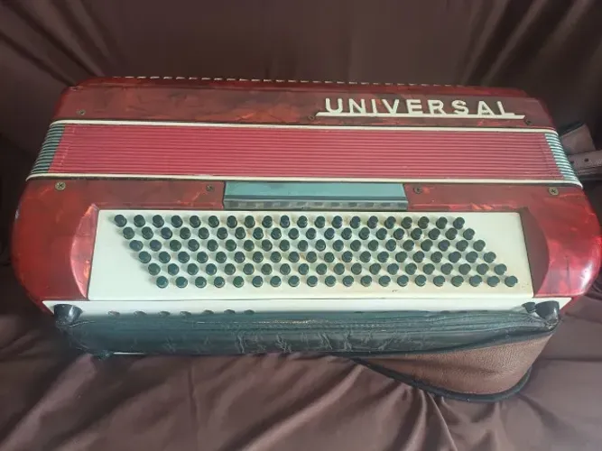 acordeon Universal 120 Baixos - eletrico (usado)