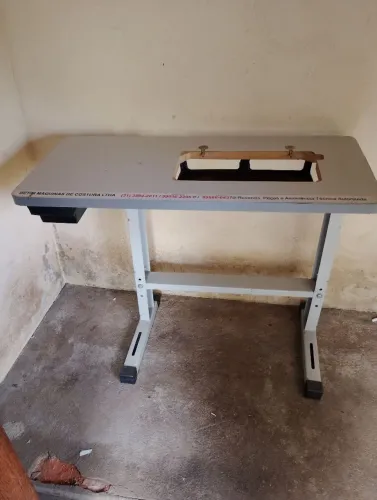 Mesa para máquina de costura