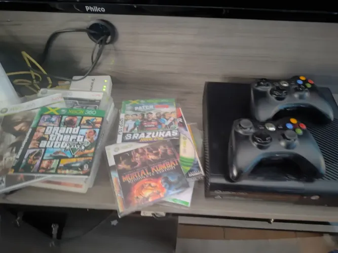 XBOX 360 COMPLETO 2 CONTROLE VARIOS JOGOS DESBLOQUEADO ? 550,00 COMPLETAO