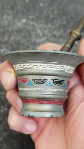 Antiguidade!! Mini pilão de metal, com detalhada policromia, altura 5cm