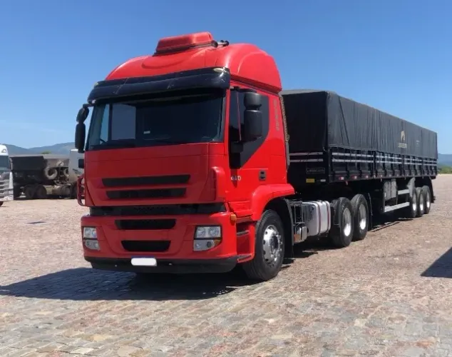 Caminhão vermelho Iveco stralis 440cv 2013/2013 e carreta preta 3 eixos LS 2019/2020