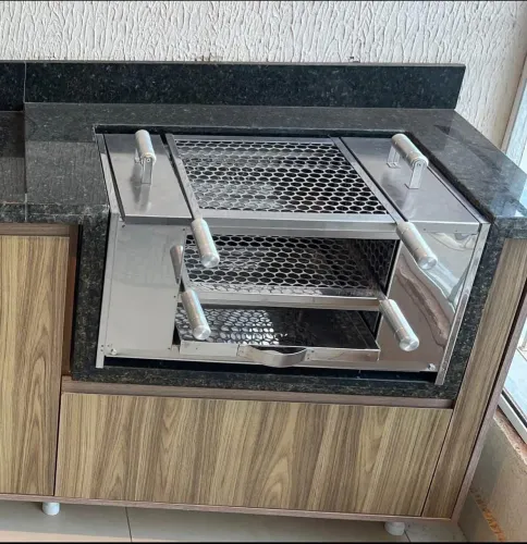 Churrasqueira ecológica grande, com pés.