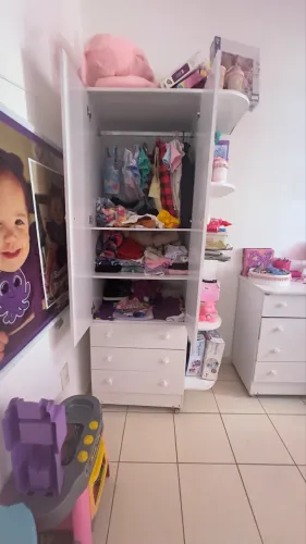 Jogo de quarto infantil guarda roupa e cômoda 