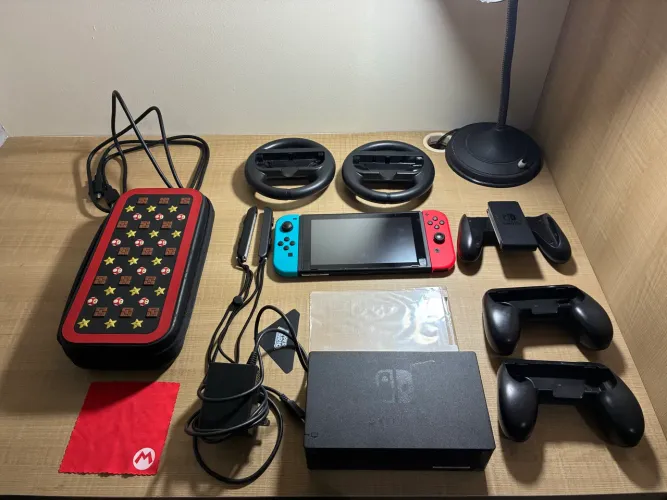 Nintendo Switch 128GB V1 + Case Super Mario + 4 Grips Extras