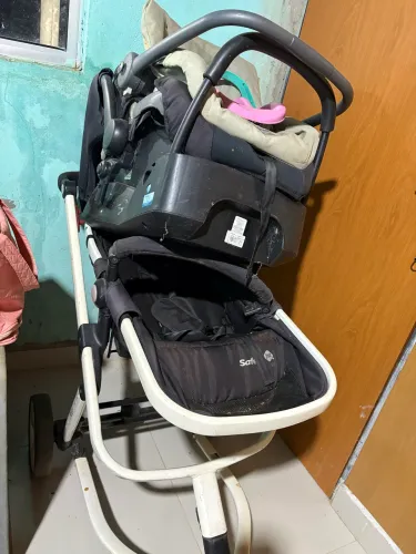 Carrinho de bebê, bebê conforto( 2), banheira e berçinho