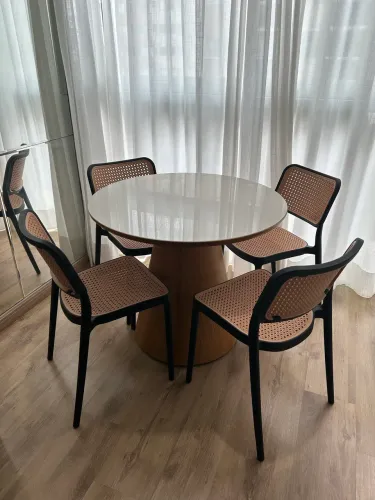 Mesa Bela 90 com Cadeiras Lia Pretas