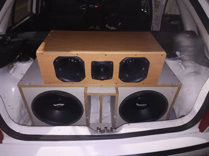 CAIXA DE SOM AUTOMOTIVO - 1400 Reais