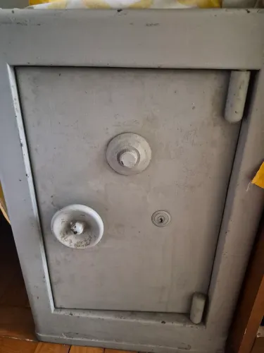 Cofre usado em bom estado