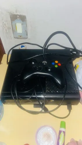 vendo xbox 360 com maia 4 jogos!!