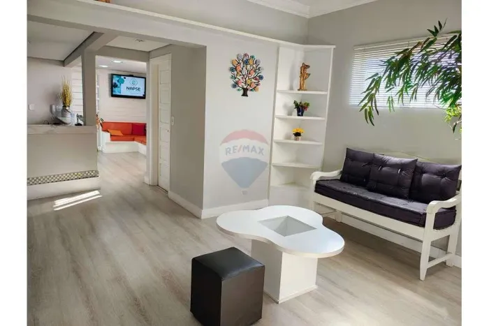 Sala para área médica ou estética, em conj. comal., 3 vagas, móveis, ar cond., internet, á