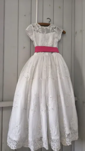 Vestido de Dama de Honra Infantil Branco com laço fúcsia