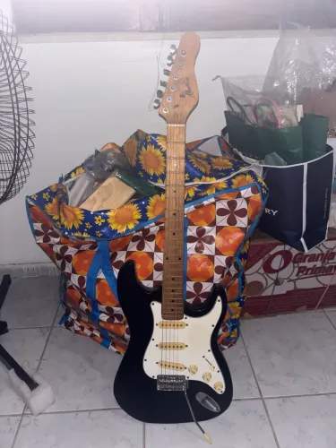 GUITARRA TAGIMA PRETA E BRANCA