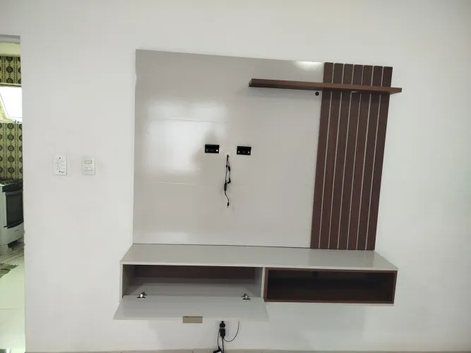 Painel de TV branco semi-novo..