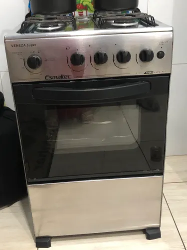 Fogão 4 boucas, funcionando todas as bouca. O forno está com um pequeno defeito