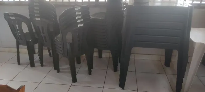 Vendo conjunto de 6 mesas + 23 cadeiras de plástico