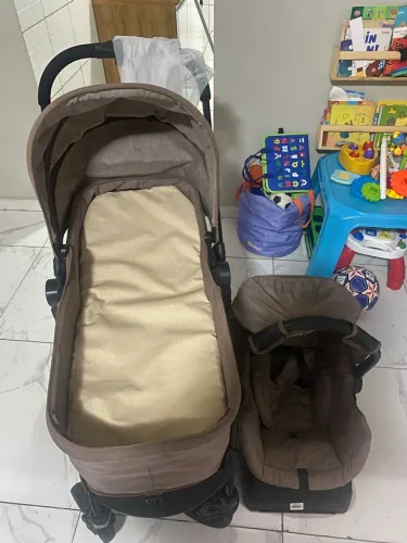 Carrinho com bebê conforto