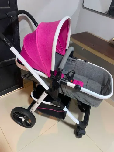 Vendo~ carrinho de bebê Yoyko Luxury possui uma estrutura branca e capota rosa ?