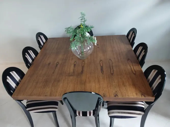 Linda Mesa de Jantar em tom amadeirado com Laka preto. .