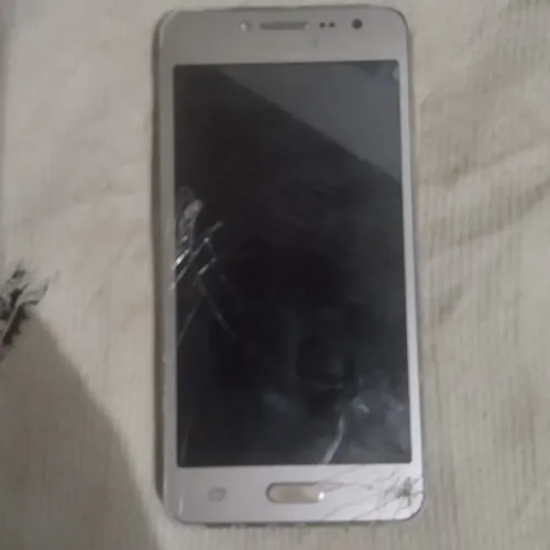 Celular com tela quebrada mais funciona de boa o conector tá quebrado vai com bateria
