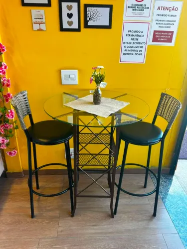 Mesa com Banquetas