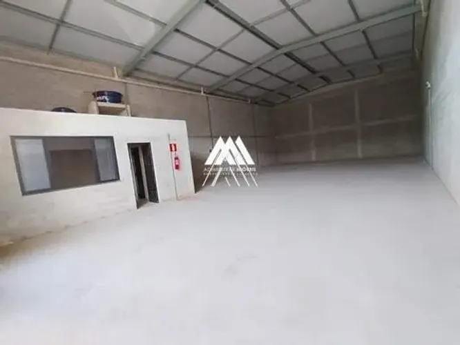 Alugo galpão com 270m² no Universitário - Itaúna/MG