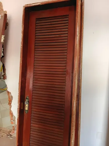 Portas de madeira com guarnição completas