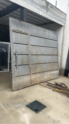 Portão de garagem de correr com portal social embutido