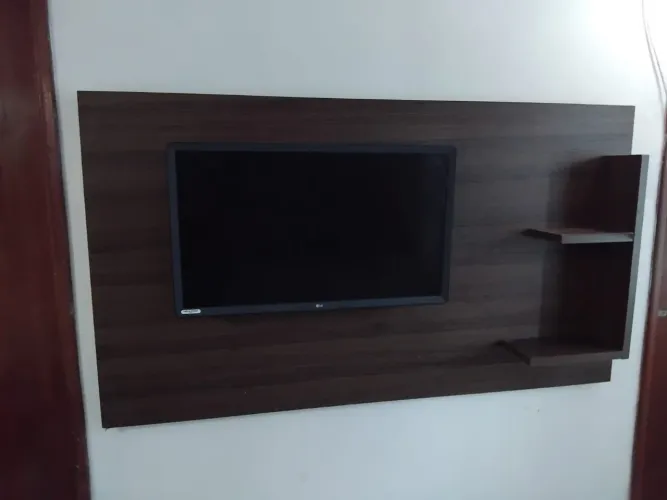 TELA DE MADEIRA COM SUPORTE PARA TV