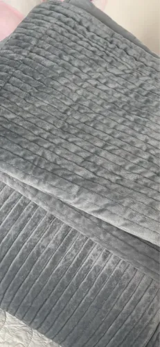 Cobre leito aveludado queem cinza acompanha duas capas de travesseiro.