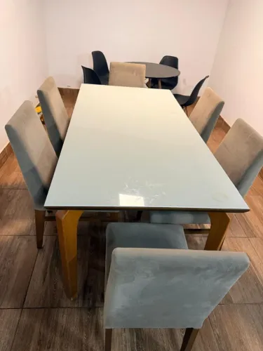 Mesa de jantar com cadeiras 1900,00 reais, retirada Setor Pedro Ludovico