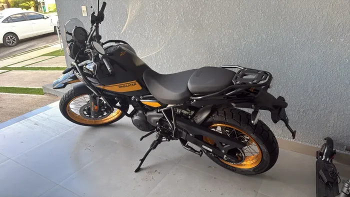 Vendo Mota com km baixíssimo. 900 km só.