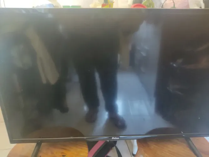 Tv Philco com risco na tela.