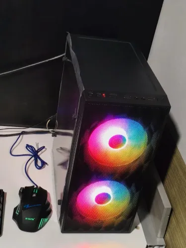 vendo PC com mouse e teclado rgb /4gb de memória ram / ssd interno 