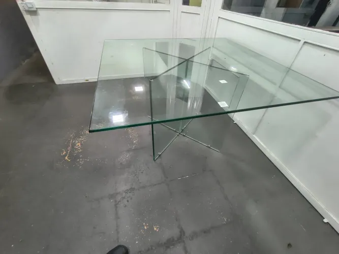 Mesa de roda de vidro incluindo os pés