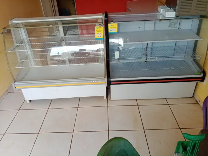 Dois freezers á venda um seco e um frio