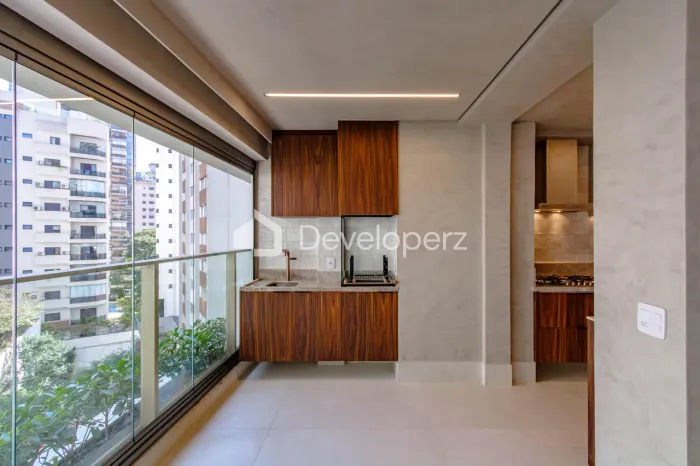 Apartamento com 3 suítes já reformado em empreendimento novo e exclusivo em Moema.