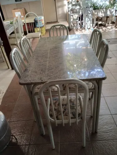 Mesa de Mármore com 6 cadeiras