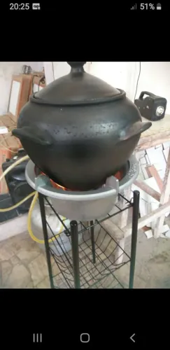 Fogão a panela de barro com relógio