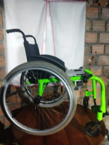 Vendo cadeira de rodas em perfeito estado de conservação tamanho 38 