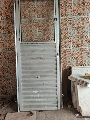 Vendo porta de alumínio com vidro 70cm