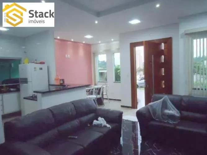 Casa térrea Condomínio Chacur em Várzea Paulista, medindo 220 m² ac e 300 m² at, repleta d