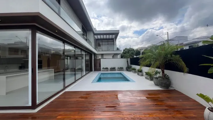 Casa de condominio imponente no Swiss Park com 4 Suítes e lazer privativo