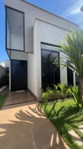 Casa à venda em Rio Verde com acabamento moderno, churrasqueira, armários, 3 quartos e esp