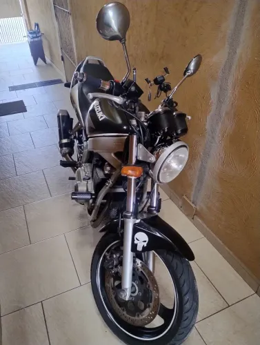Vendo Suzuki Gs500e muito integra!