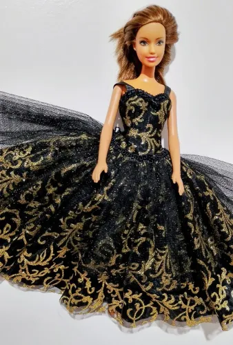 Boneca Barbie vestida de festa de debutante luxo com tule preto arabescos dourados.